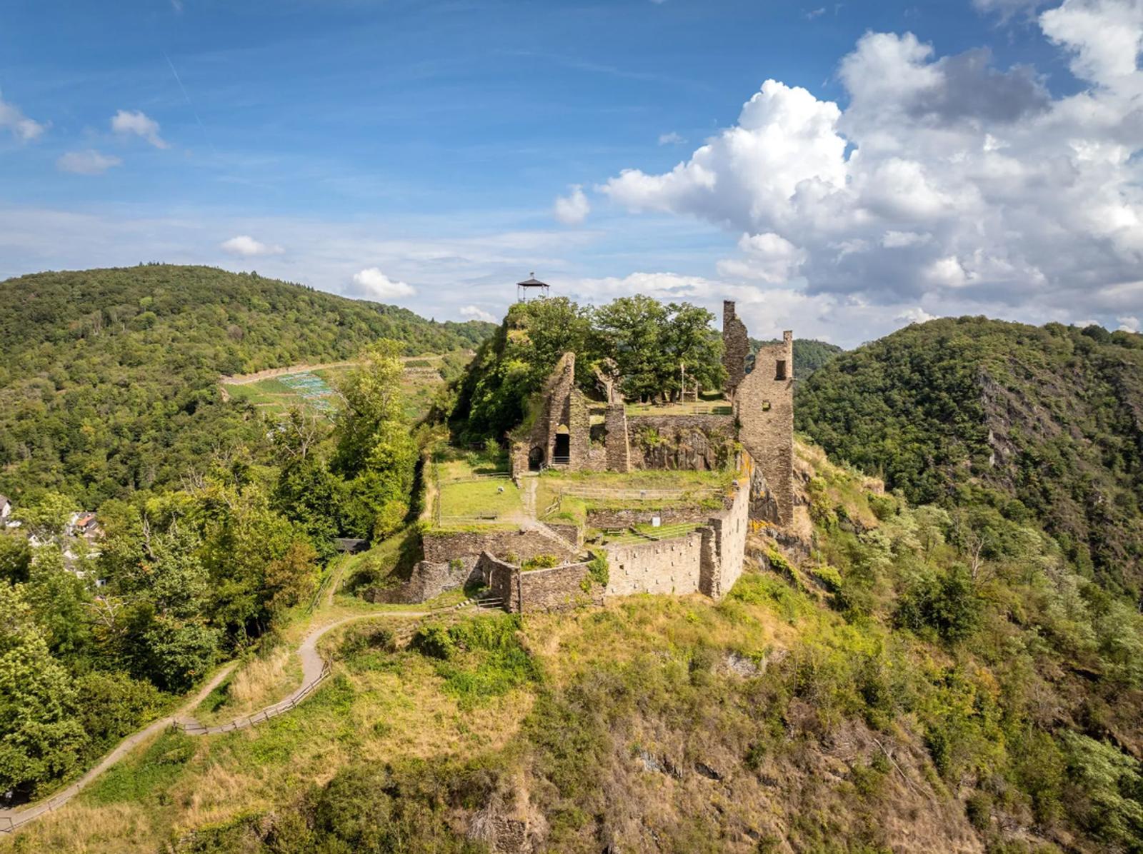Landschaft der Ahr-Region mit Burgruine — Heimat der Praxis Podo-Vital